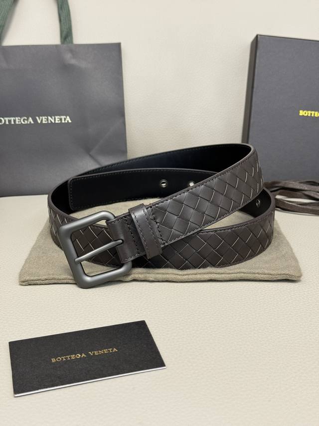 代购级bv男士腰带 Bottega Veneta 宽3.4Cm 颜色:咖啡 纯手工编织小牛皮 每个细节都体现出至高的品味和格调 经典商务休闲款高档腰带 低调奢华